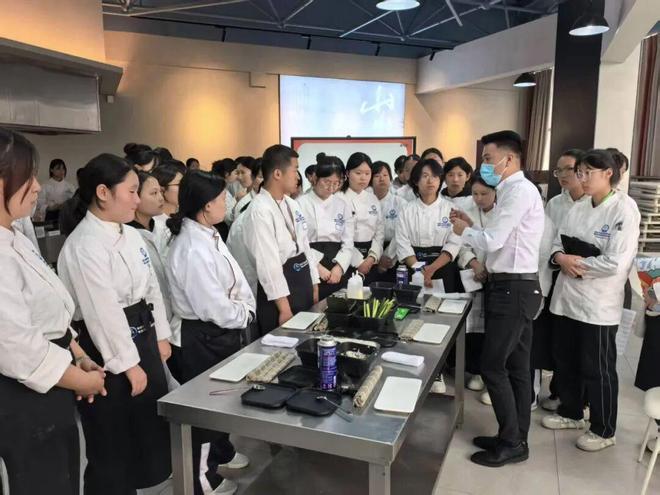 天津市禾之鮮餐飲管理有限公司到訪市職教中心，共探婚慶禮儀服務(wù)產(chǎn)教融合新路徑